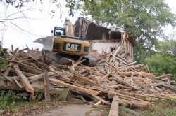 Видео: в Чебоксарах экскаватор уничтожает дома на «Богданке»