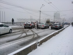 В Чебоксарах на Московском мосту образовалась пробка из-за столкновения 6 автомобилей