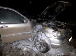 В Чебоксарах подожгли внедорожник Mercedes
