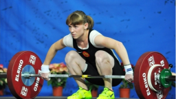 Девушка из Чувашии подняла 208 килограммов и стала лучшей в своем весе по России