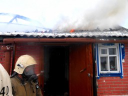 В Чувашии один дом лишился крыши, а другой превратился в пепел