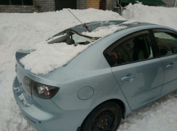 В Чебоксарах на той же улице снежная глыба упала еще на одну иномарку
