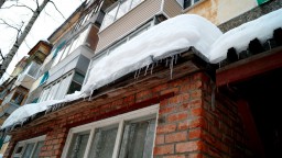 СМС-жалобы чебоксарцев: сход снега с крыш, замороженная стройка и наглые водители