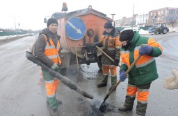 В Чебоксарах в праздничные дни рабочие латают ямы на дорогах