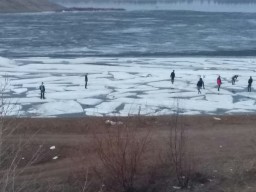 В Новочебоксарске восемь школьников покатались на льдинах