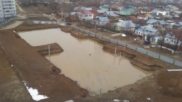 В Альгешево на месте строительства садика появился бассейн, где играют дети
