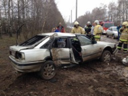 В Новочебоксарске водитель иномарки разогнался и врезался в столб: погибла девушка