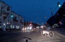 Видео ДТП в Чебоксарах: велосипедист вылетел на дорогу на красный свет