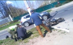 В Чебоксарах мотоциклист врезался в иномарку, а потом врезался в столб