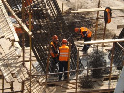 Все идет по плану: строители Московского моста устанавливают новые сваи