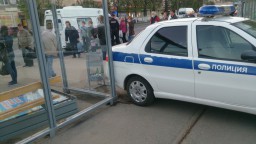 В Чебоксарах полицейский автомобиль въехал в остановку