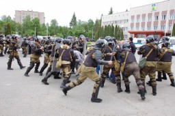 Фоторепортаж: как полицейские спасли новочебоксарскую мэрию от толпы хулиганов