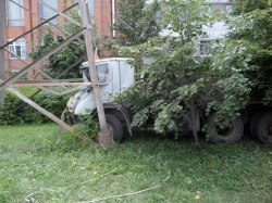 В Чебоксарах обезумевший КамАЗ снес деревья и протаранил линию электропередач