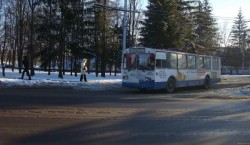 Водитель троллейбуса рассказал, почему в транспорте девушку могло ударить током