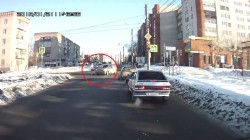Видео: в Чебоксарах девушка в последнюю долю секунды успевает отскочить от машины