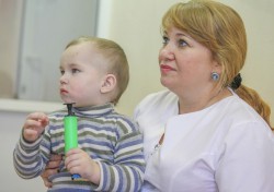 Мальчика, оставленного в подъезде дома в Казани, усыновили новые родители