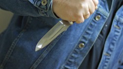 В Чувашии мужчина просто так ударил продавца магазина ножом