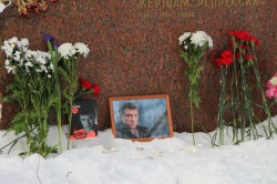 В Чебоксарах в память о Немцове горожане возложили цветы к памятнику жертвам репрессий