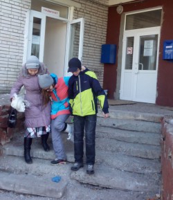 Жители Чебоксар не знают, как со сломанной ногой подниматься по разрушенной лестнице травмпункта