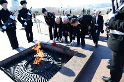 Моряки-подводники возложили цветы к Монументу Воинской Славы в Чебоксарах