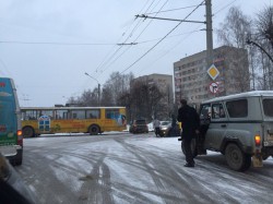 В Новочебоксарске троллейбус развернуло на перекрестке
