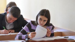 Участники досрочного ЕГЭ по русскому языку заняли четыре аудитории в чебоксарской школе