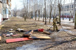 В Чебоксарах горящую квартиру бабушки тушили через балкон