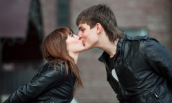 Городской поцелуй: в конкурсе участвуют уже 19 влюбленных пар