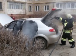 В Новочебоксарске во дворе дома подожгли 