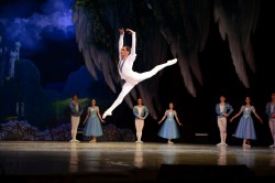 В Чебоксарах Международный балетный фестиваль продолжил спектакль «Лебединое озеро»