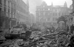 Советское информбюро 24 апреля 1945 года: наши войска продолжают уличные бои в Берлине