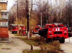 В Новочебоксарске пожарные успели вывести из дыма отравившихся женщину с малышом