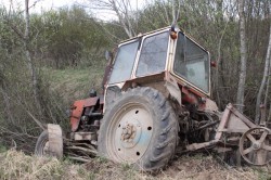 В Чувашии пьяный тракторист вылетел с дороги в кювет