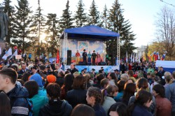 Чебоксарцы спели песню Победы на площади республики