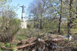 В Чебоксарах сзади монумента Матери Покровительницы находится свалка мусора