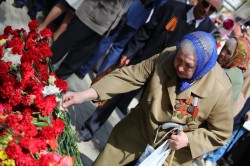 В Новочебоксарске к памятнику погибшим в войне возложили более 5000 цветов