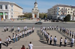 Более 100 чебоксарцев собрались на площади Республики, чтобы установить рекорд Победы