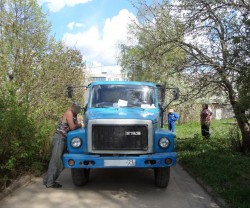В Чебоксарах грузовик городской службы, сдавая назад, проехал по руке прохожего