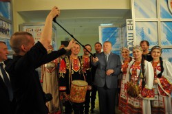Жириновский попросил сделать селфи с красавицами в чувашских костюмах