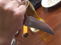 В Новочебоксарске пьяный мужчина вылил на брата чашку кипятка, а потом напал с ножом