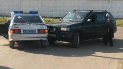 В Чебоксарах внедорожник врезался в полицейский автомобиль