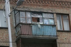 В Чебоксарах с высоты 4 этажа из балкона выпала женщина