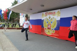 Двукратный чемпион мира по спортивной аэробике в День России провел зарядку для новочебоксарцев