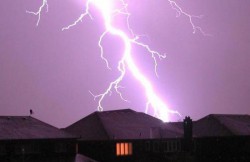 В Чувашии удары молнии подожгли квартиры, сараи и дома