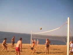 В Чебоксарах на Левобережном пляже появились лежанки и сетка для волейбола