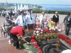 В Чебоксарах в День памяти и скорби возложили тысячи гвоздик к Монументу воинской славы