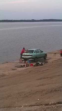 В Чебоксарах на набережной Волги моют машины