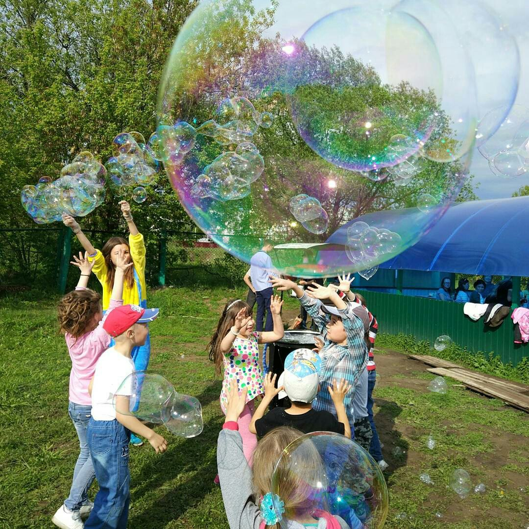 Шоу пузырей спб. Шоу мыльных пузырей в парке. Праздник мыльных пузырей. Фестиваль мыльных пузырей. Шоу мыльных пузырей на улице.