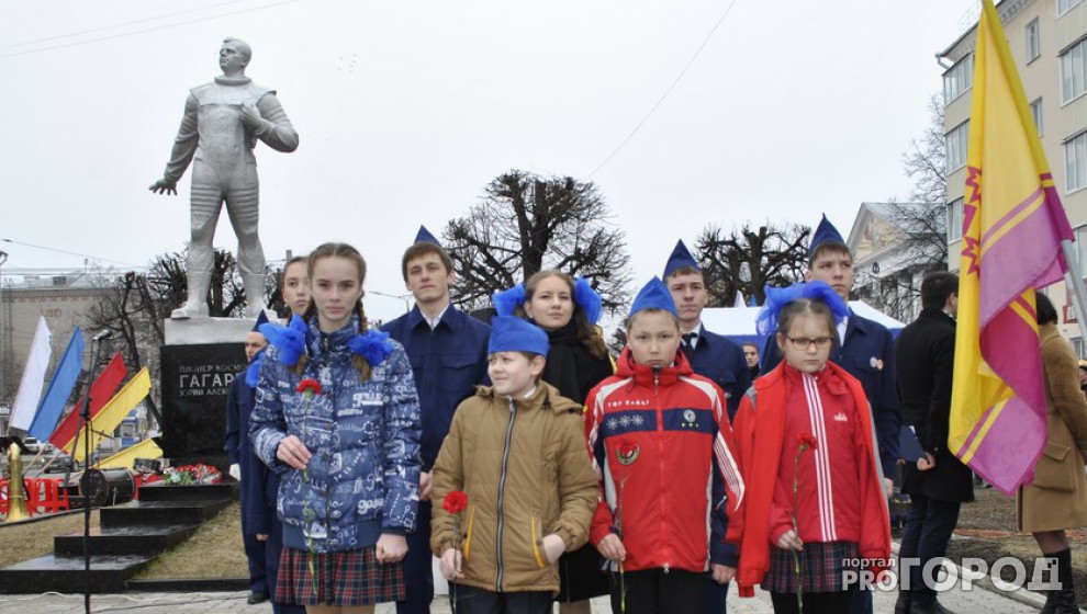 Торжественный митинг около памятника Юрию Гагарину