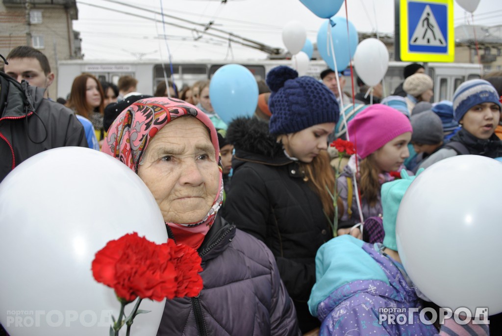 Торжественный митинг около памятника Андрияну Николаеву